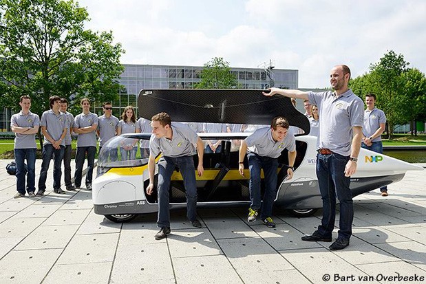 Masina solara alimentata cu panouri fotovoltaice Stella Auto cu panouri solare fotovoltaice