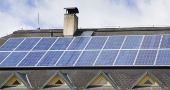 Consumatorii ce produc energie regenerabilă pot face profit din vânzarea acesteia! panouri solare fotovoltaice pe acoperis