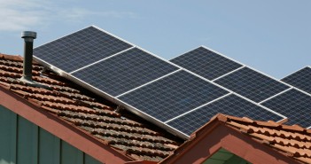 Micii producători pot genera și furniza energie regenerabilă în rețea, fără autorizație! panourile solare fotovoltaice se ieftinesc