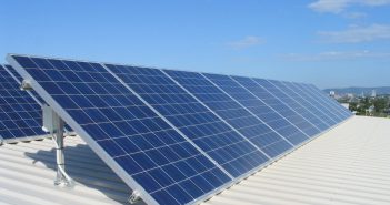 Președintele României a promulgat ”legea prosumatorilor”. Micii producători pot injecta energia produsă, în rețea