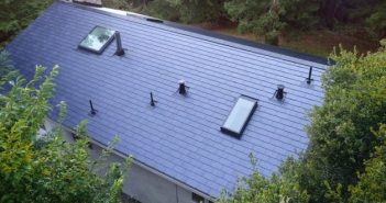 Tesla a finalizat instalarea primelor acoperișuri solare. Cine sunt beneficiarii