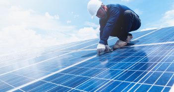 Românii care renunță la electricitatea din rețeaua națională, în favoarea fotovoltaicelor, vor primi bani de la stat