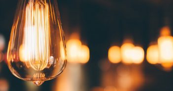 Statul ar putea acorda ”vouchere de lumină” gospodăriilor în care nu există curent electric