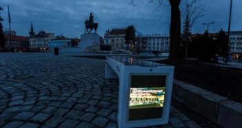 Un oraș din România are băncuțe smart pentru încărcarea telefoanelor mobile