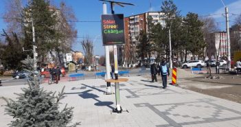 Încărcătoare solare stradale în centrul unui oraș din România