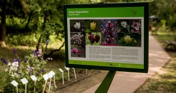 Bănci cu panouri solare în Grădina Botanică București