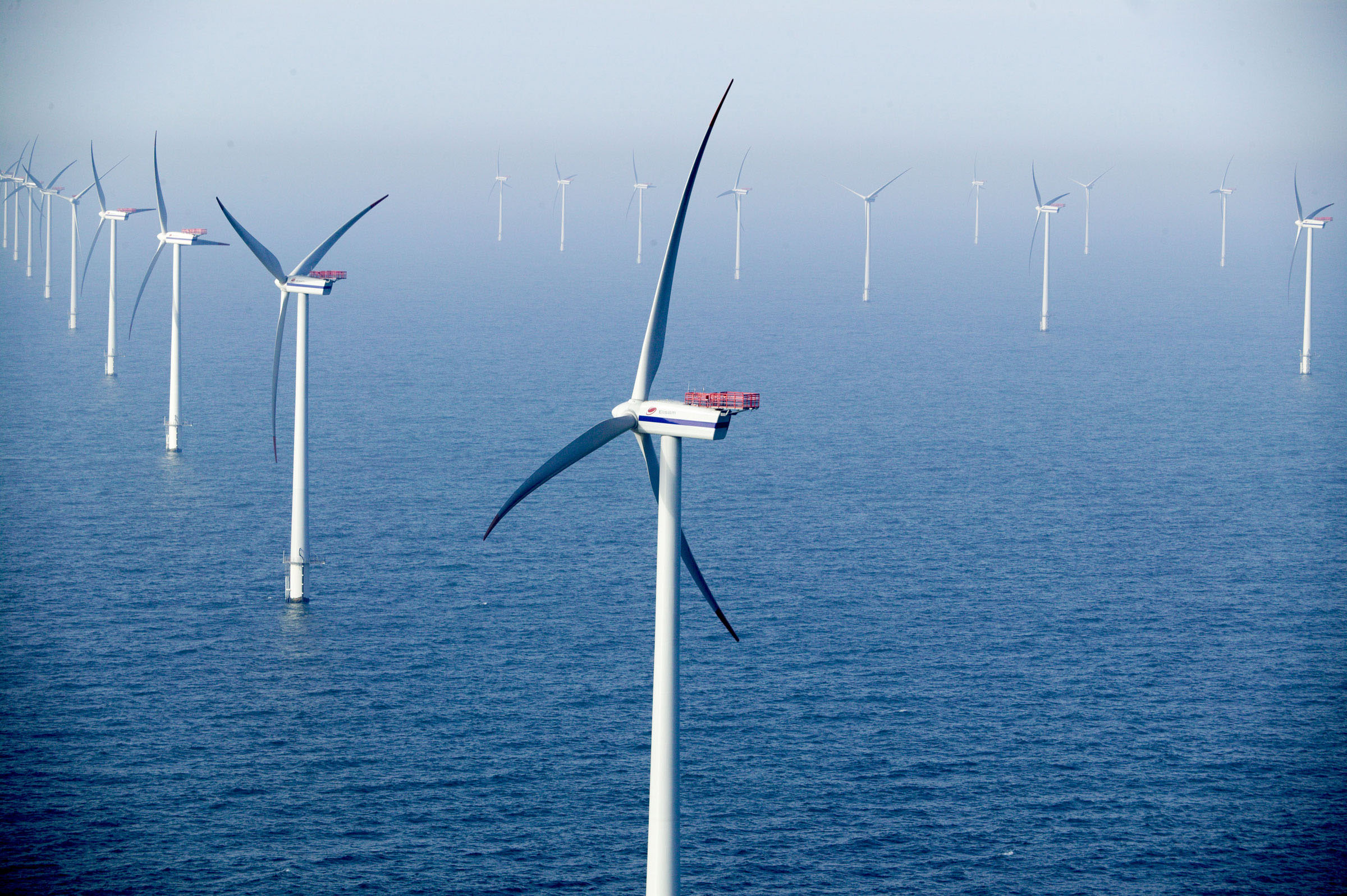 vestas_turbines_water_solar-magazin.ro.jpg
