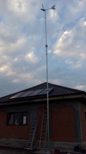 Sistem hibrid cu turbină eoliană și panouri fotovoltaice