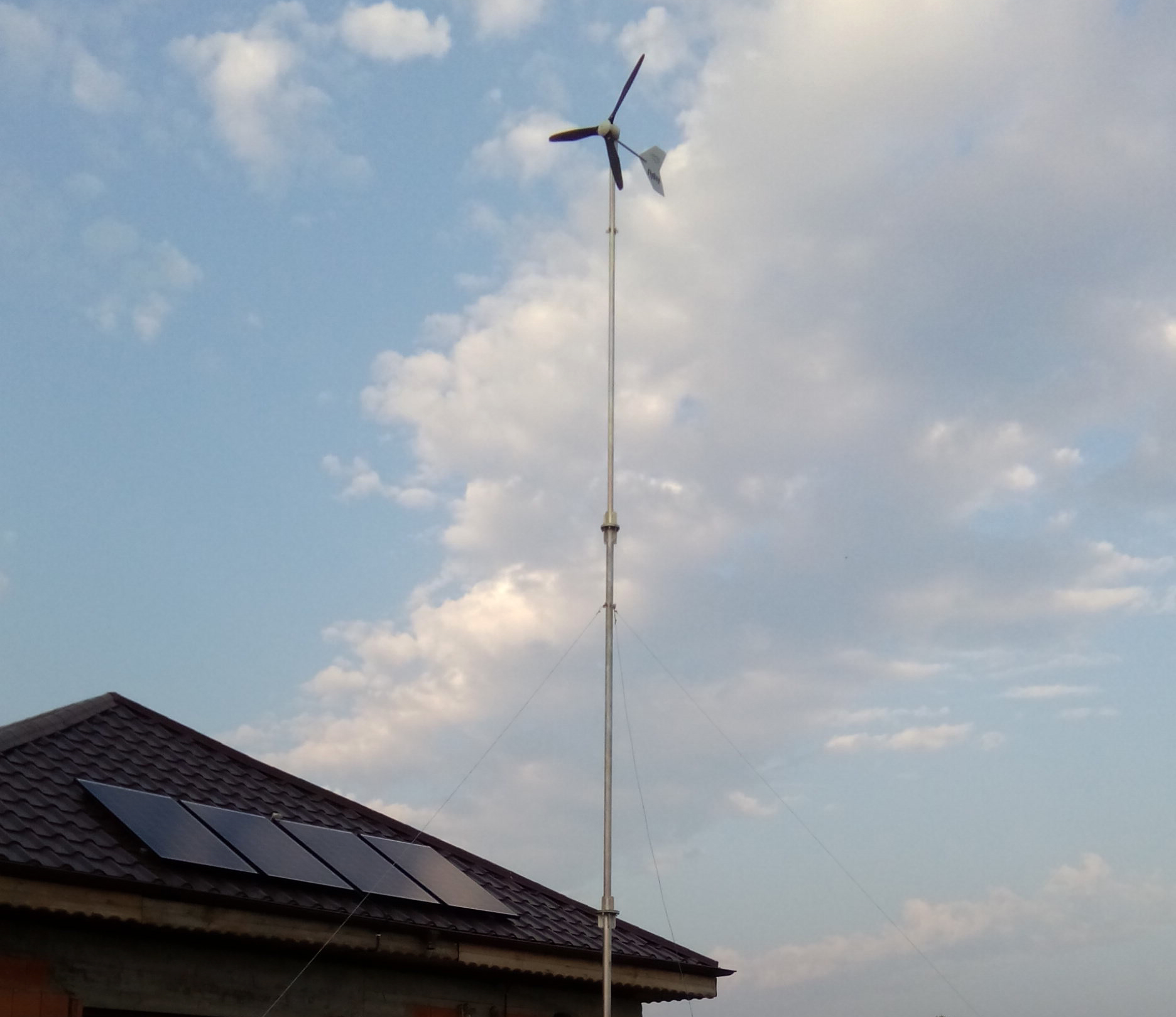 sistem hibrid cu turbina eoliana si panouri fotovoltaice