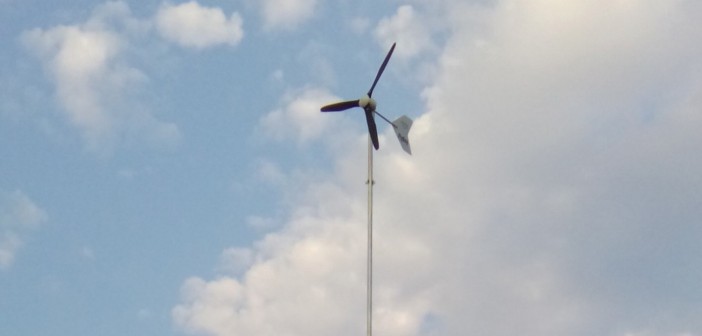 Sistem hibrid cu turbina eoliana si panouri fotovoltaice