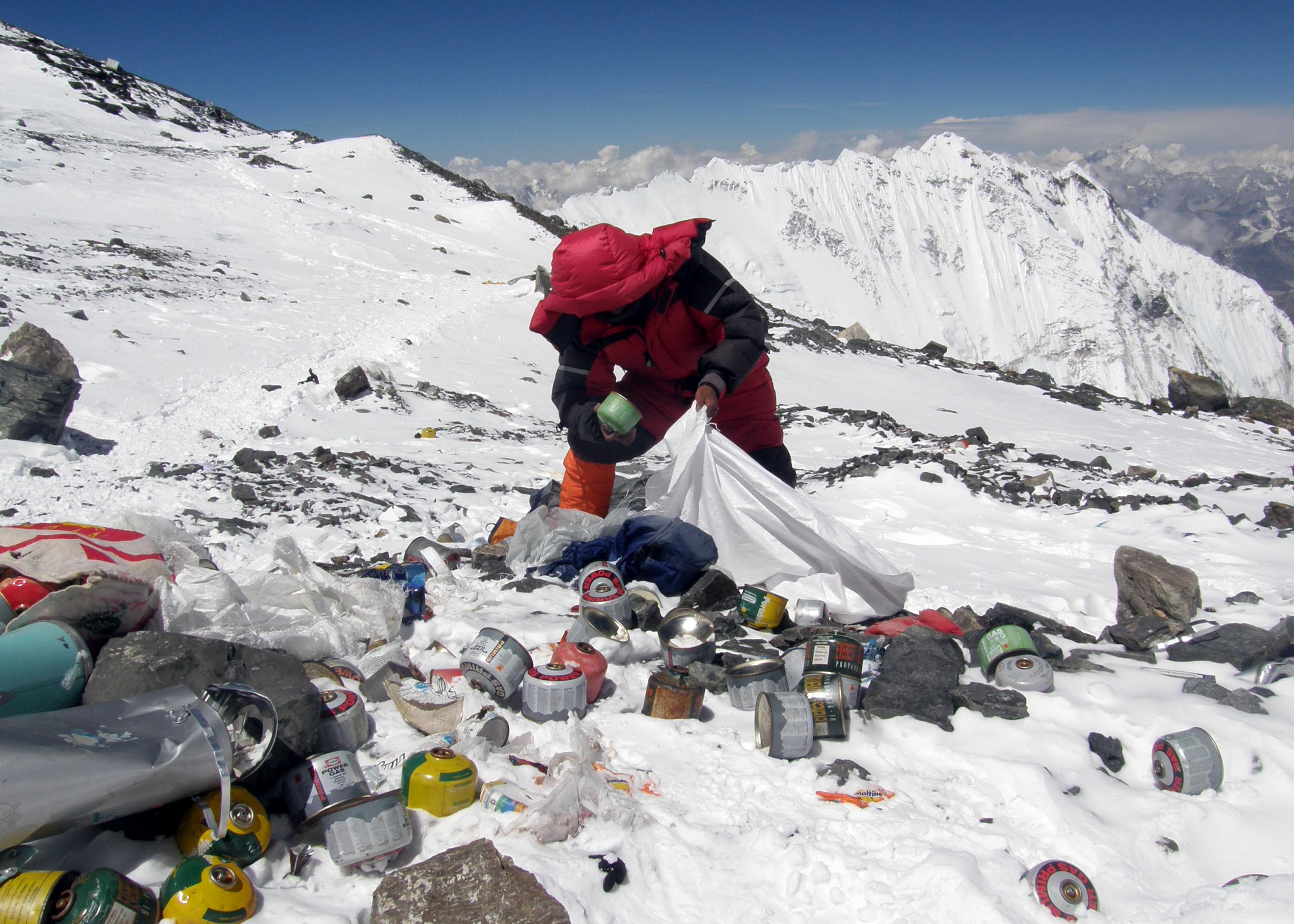 Gunoaie pe muntele Everest