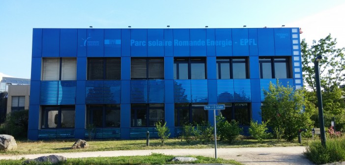 fatada cu panouri solare colorate