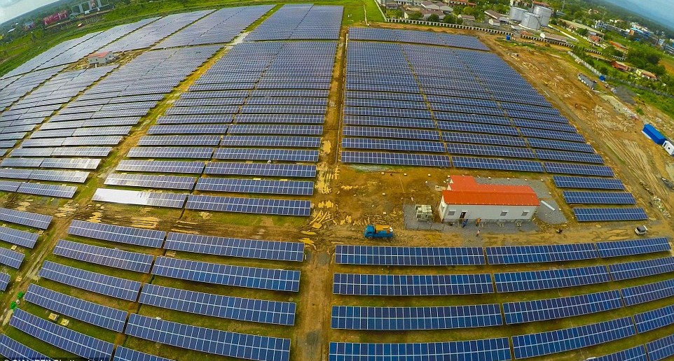 aeroport alimentat de panouri solare