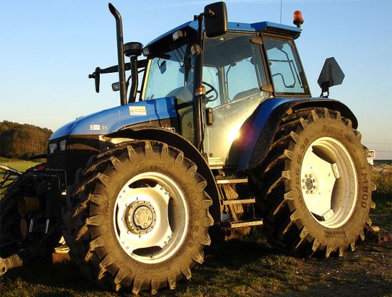 tractor_electric_cu_energie_eoliana_solar-magazin.ro.jpg
